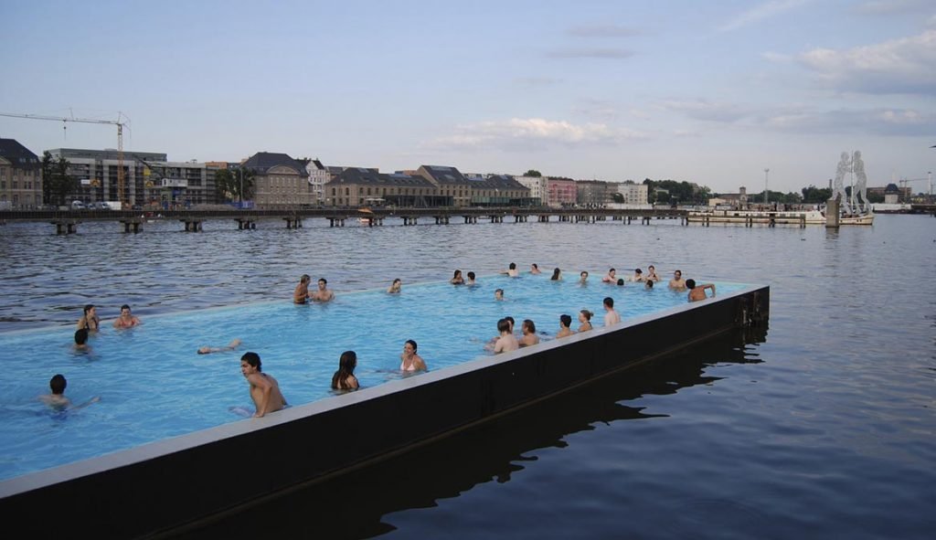 плавучий бассейн в берлине