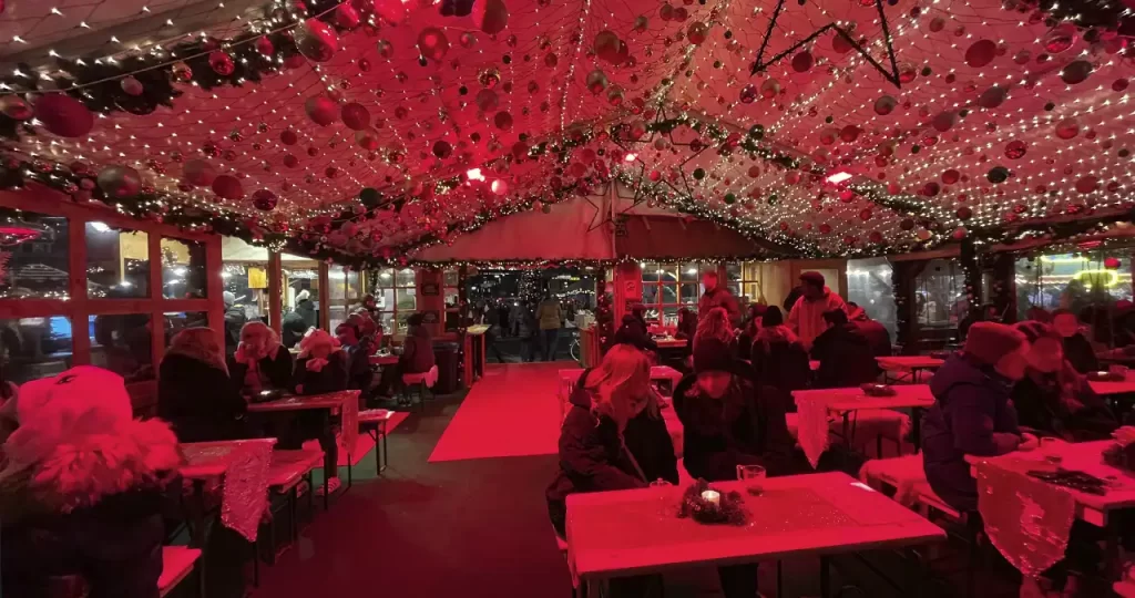 Палатка на рождественской ярмарке на Кудаме в Берлине
